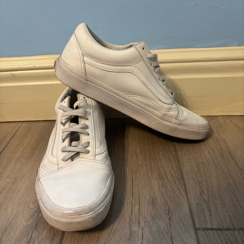 VANS | Classic White Sneakers